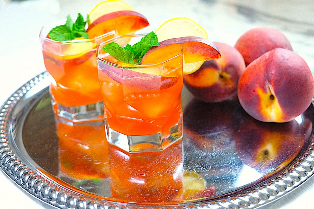 https://www.sipsnibblesbites.com/wp-content/uploads/2018/07/Bourbon-Peach-Smash-3-1024x682.jpg