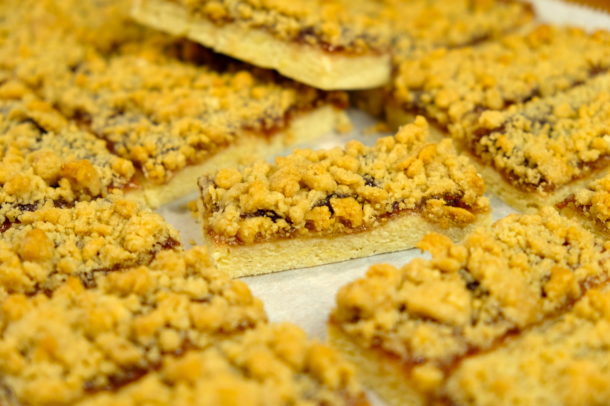 Raspberry Shortbread Bars with Streusel Crumb Topping
